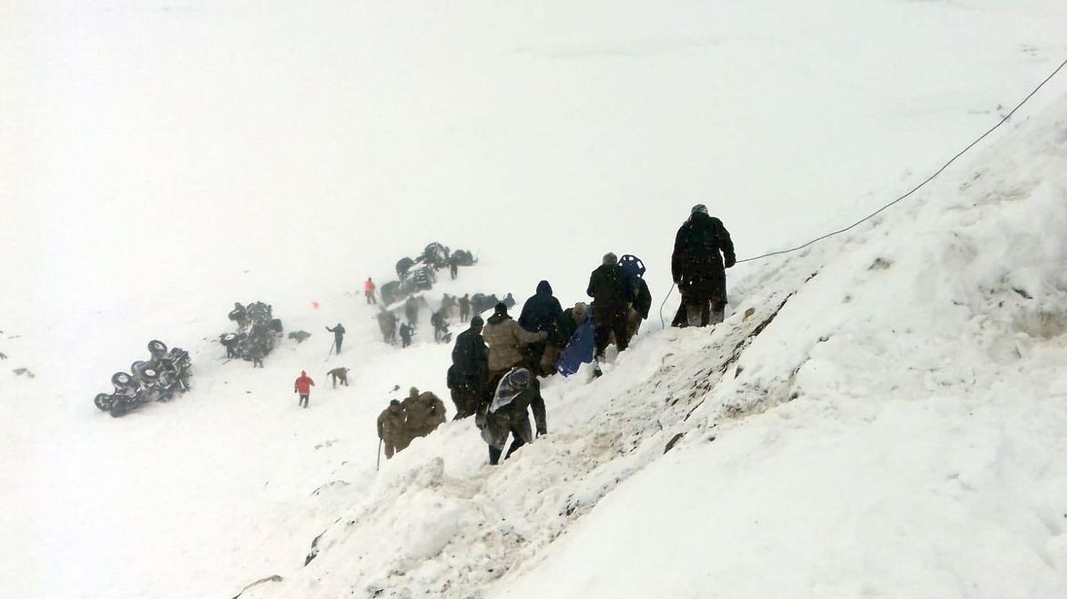 Tragédie v Turecku: Sníh po obětech pohřbil i záchranáře. Mrtví se počítají na desítky